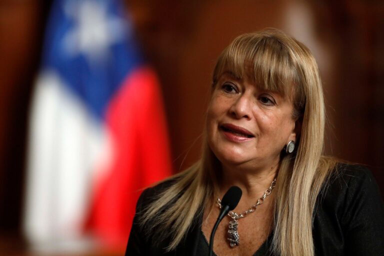 Ministra Vivanco asegura estar tranquila y recabando antecedentes: 
