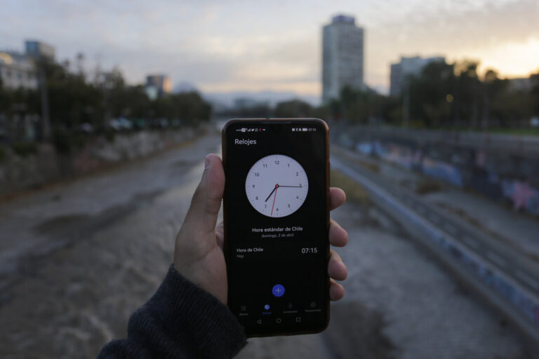 Este sábado se cambia la hora en Chile: ¿Cómo ajustar el reloj de tu teléfono?