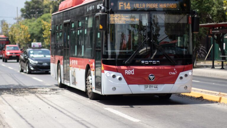 Auto no respetó semáforo en rojo y chocó a bus Red en San Miguel