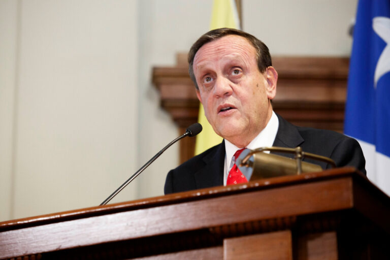 Rector Sánchez y sueldo de Marcela Cubillos: Ingresos de profesores asistentes de la PUC están 