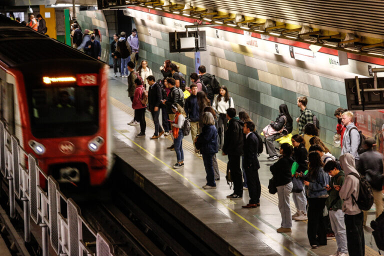 Metro anuncia extensión de horarios para Fiestas Patrias en 18 estaciones de Línea 1 y Línea 2