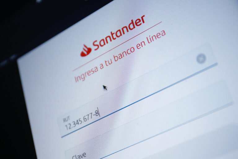 Clientes de Santander utilizaron error en anulación de compra para recibir $168 millones en sus cuentas de forma fraudulenta