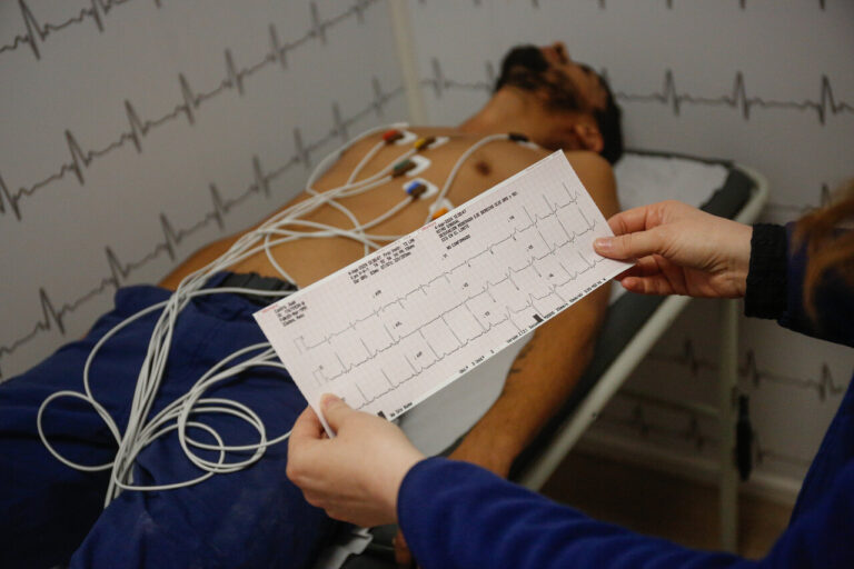 ¿Cómo prevenir las enfermedades cardiovasculares? Cardiólogo explica los factores que influyen en la salud del corazón