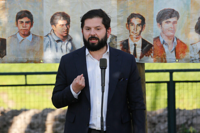 Presidente Boric rinde homenaje a los 70 de Paine y ofrece disculpas en nombre del Estado por la violencia y falta de apoyo