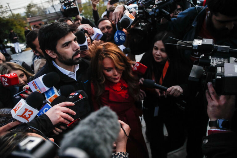 Caótica llegada de Cathy Barriga a tribunales para ser reformalizada por desfalco en Maipú: 