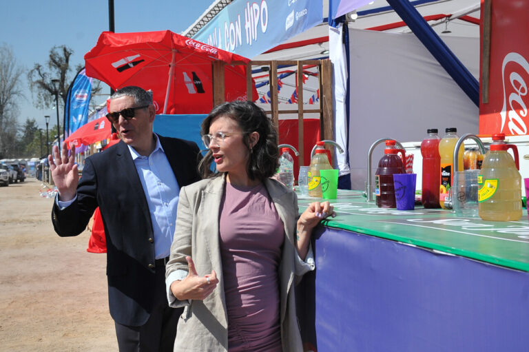 Ministra Vallejo revela sexo de su bebé en medio de fiscalización a fondas del Parque O'Higgins