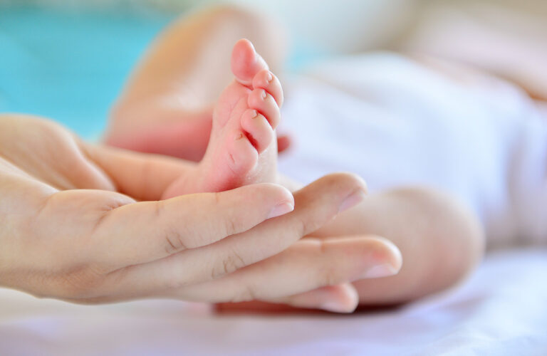 Presentan proyecto para aumentar el permiso postnatal parental: Madre tendría un año y padre pasaría de 5 a 30 días