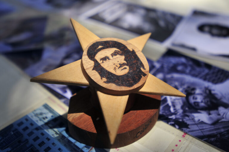 La increíble historia de la primera estatua en el mundo del Che Guevara, instalada en Chile y que lleva más de 50 años desaparecida