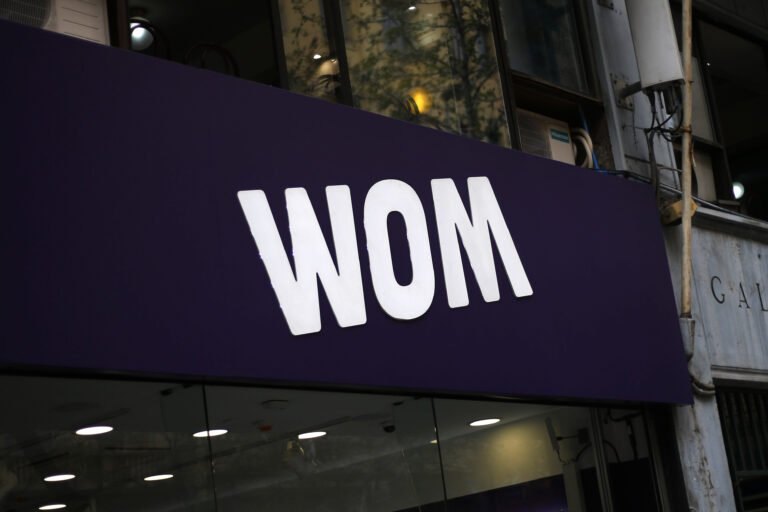 El millonario negocio de compra de activos de Wom que están evaluando los dueños de Claro y Movistar