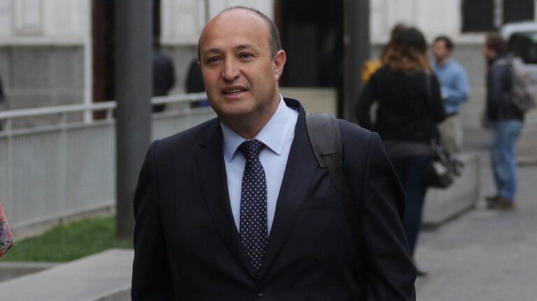 Exfiscal Manuel Guerra emitió boletas por $120 millones al estudio de abogados de hijo de exministro de la Suprema Lamberto Cisternas tras dejar el Ministerio Público