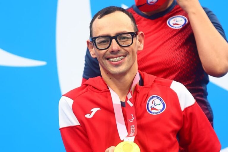 Carabineros recupera silla de ruedas robada a Alberto Abarza: Campeón paralímpico chileno había sufrido un portonazo