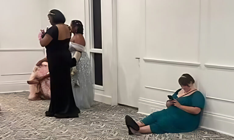 Dieron comida cruda y cambiaron orquesta por strippers: El fallido baile temático de “Bridgerton” que cobró hasta $1 millón por entrada