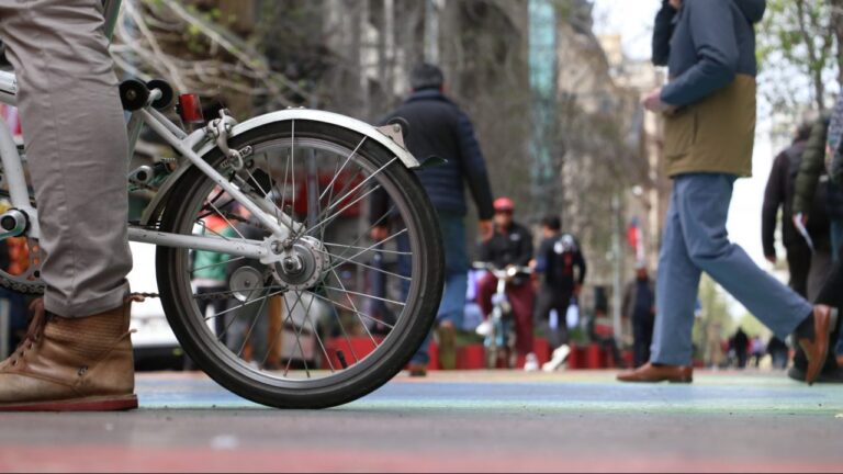 Día Nacional Sin Auto: Revisa qué calles del centro de Santiago se mantendrán con tránsito cortado este viernes