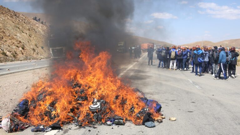 Bolivia: Civiles y policías heridos tras marcha convocada por Evo Morales contra el gobierno de Luis Arce