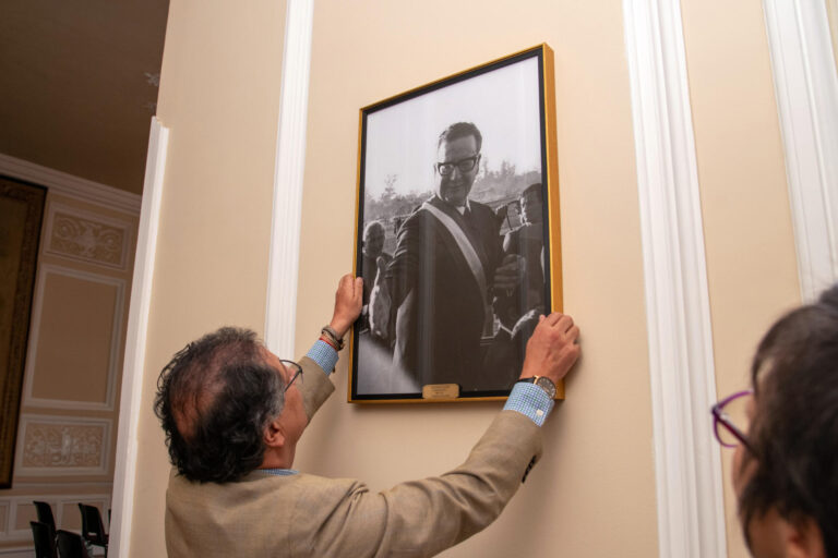 Colombia rinde homenaje a Salvador Allende: Colgó en sede presidencial inédita fotografía del exmandatario