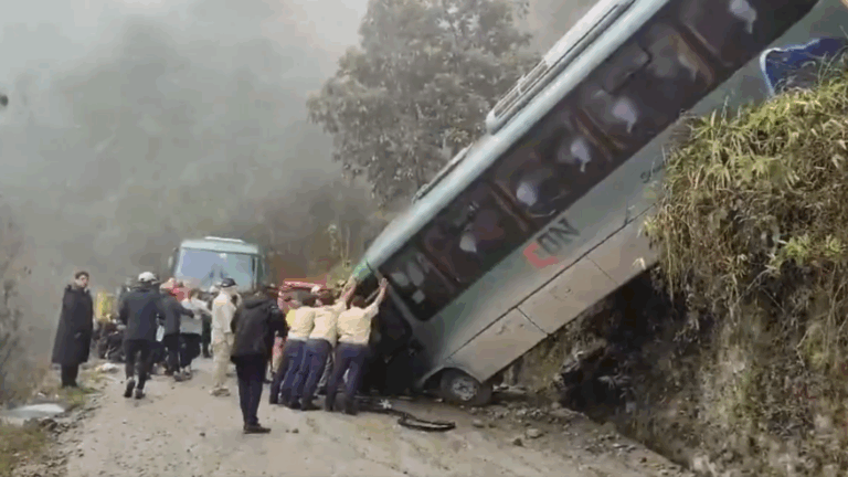 Accidente de bus en Machu Picchu dejó más de 30 turistas heridos: Tres chilenas se mantienen en estado reservado