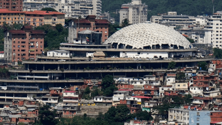 Miembro de las Fuerzas Armadas de Estados Unidos fue detenido en Venezuela, reportan funcionarios