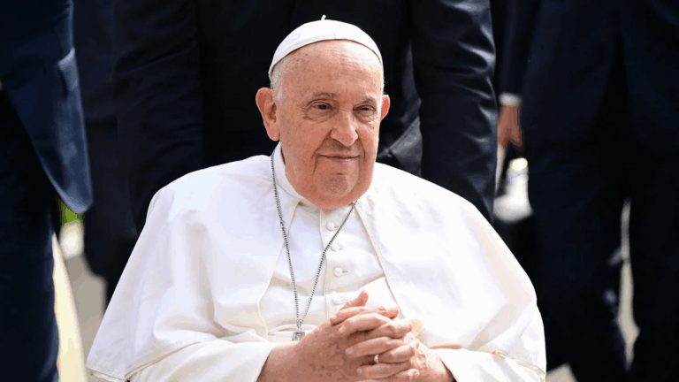 El Papa Francisco critica a Donald Trump y Kamala Harris: Los votantes deben elegir entre 