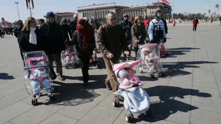 Las razones de China para cerrar programa de adopciones extranjeras de sus niños
