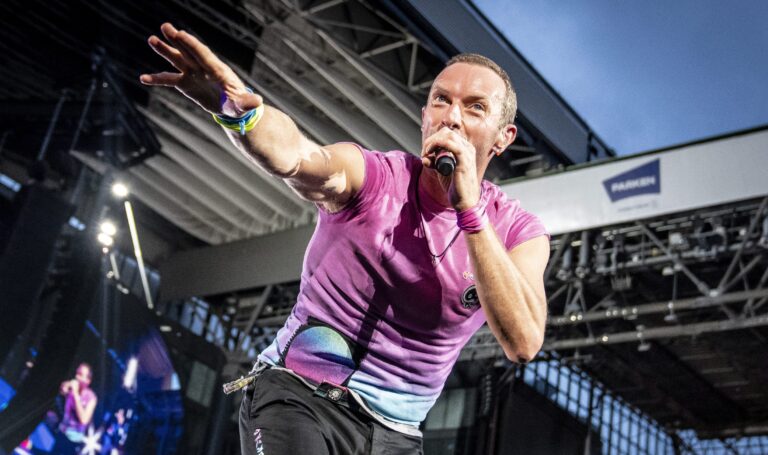 Chris Martin sorprende al aparecer disfrazado en karaoke de Las Vegas: Interpretó canción inédita de Coldplay