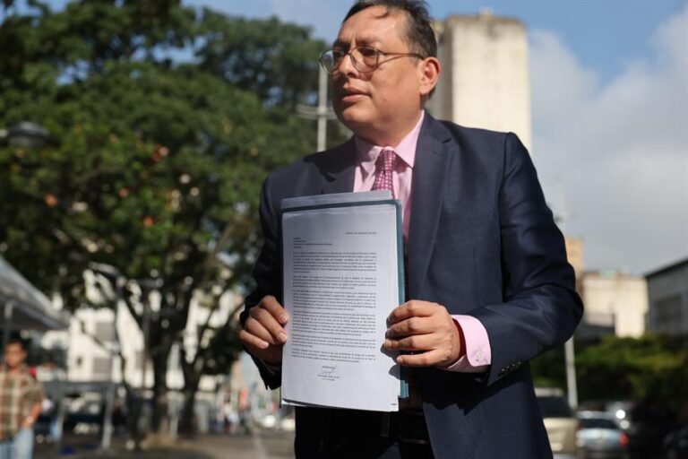 Defensa de Edmundo González denuncia que Fiscalía venezolana rechazó recibir escrito argumentando ausencia en citaciones