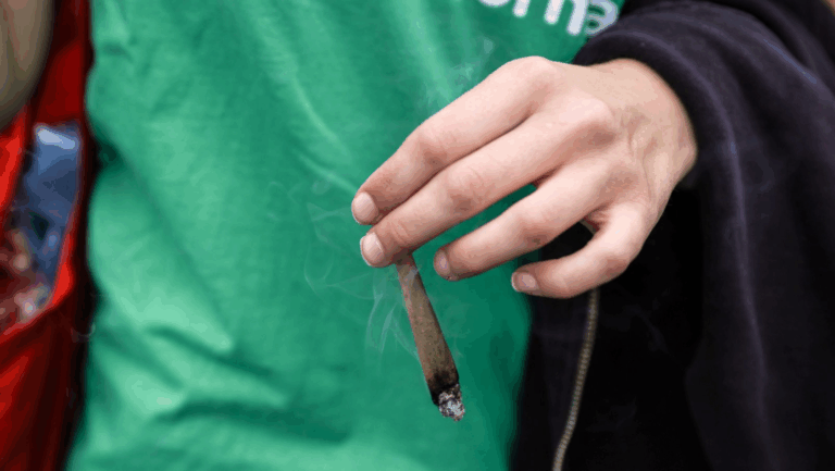 Trump dice que votaría a favor de legalizar la marihuana recreativa para adultos en Florida