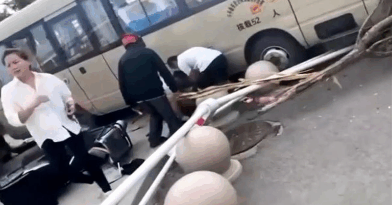 Más de 10 personas murieron luego de que un autobús chocara contra estudiantes a la salida de un colegio en China