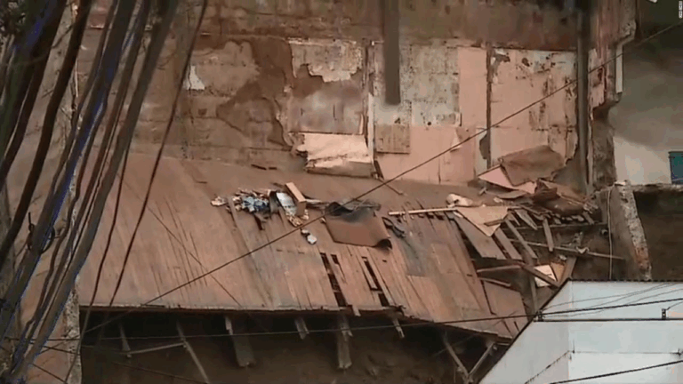 Casa en casco histórico de Valparaíso se derrumba con 15 personas en su interior