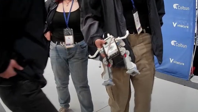 “Merluzín”, el robot de estudiantes del Liceo 1 que baila Rasputín y que conoció al Presidente Boric