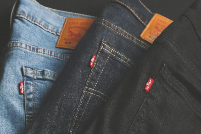 Jeans-gate: Incautan 111 pantalones de bodega de Hites en Quilicura tras denuncia de Levi's por productos falsos