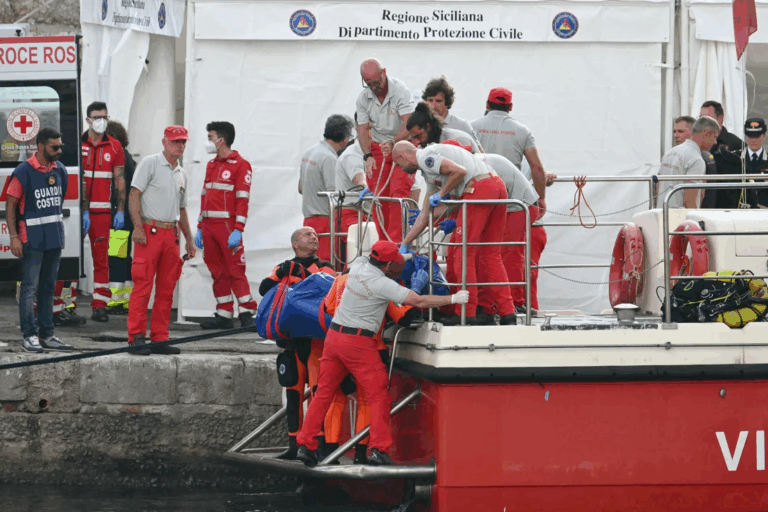 Revelan causa de muerte de víctimas de hundimiento de superyate en Italia