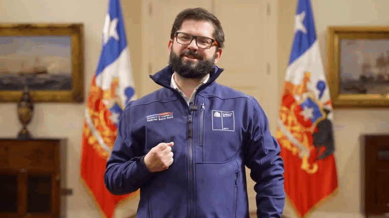 Boric envía fraternal saludo de Fiestas Patrias a chilenos en el mundo: 