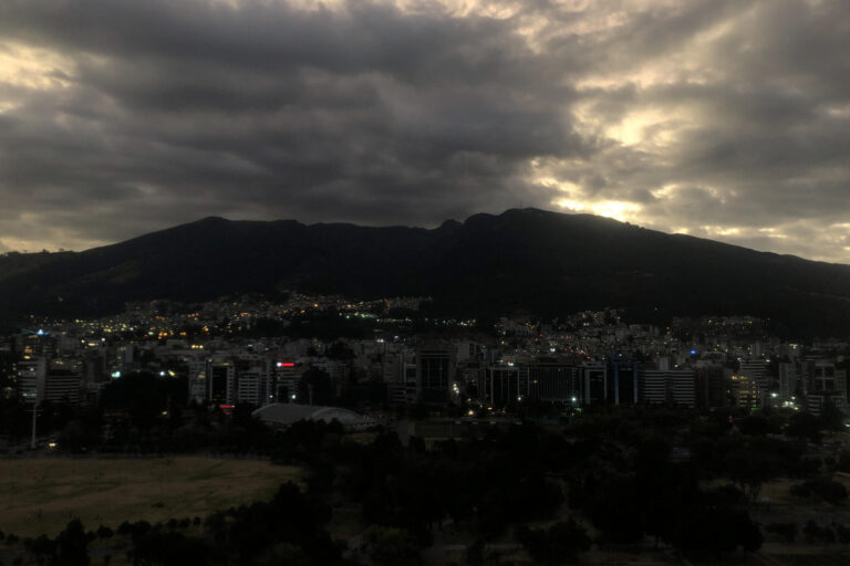 Se agrava crisis energética en Ecuador: Gobierno informa que cortes de electricidad aumentarán de 8 a 14 horas diarias