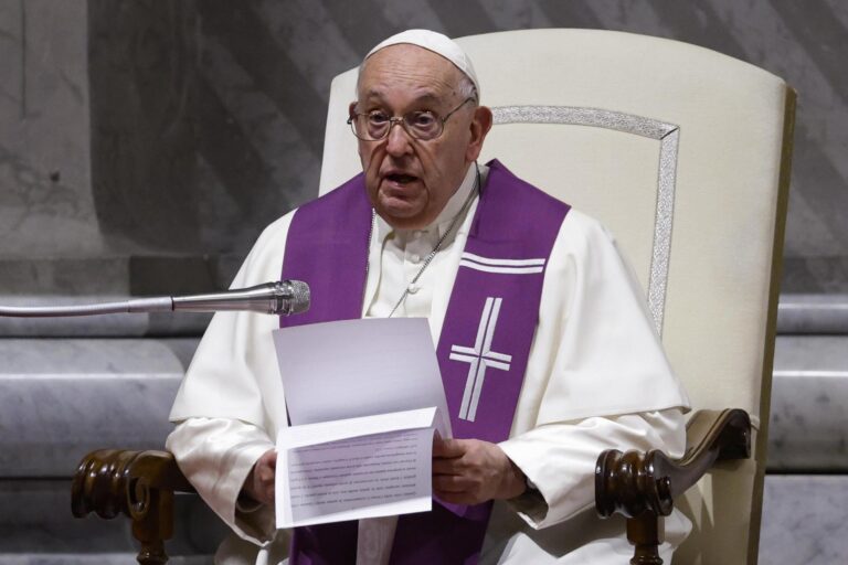 Se agrava la salud del papa Francisco: El sumo pontífice sufre neumonía bilateral