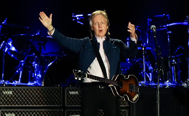 Tiene 10 años y su sueño es conocer a Paul Mccartney: La historia del niño chileno fan de los Beatles