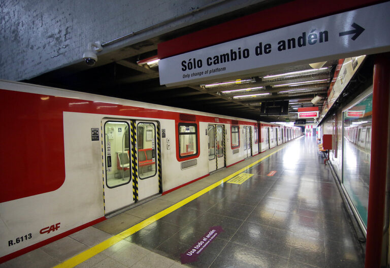 Será durante 2025: Metro anuncia instalación de puertas de andén en estaciones de Línea 1
