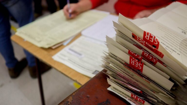 Se cierran las mesas y comienza el conteo de votos: Sigue el recuento minuto a minuto aquí