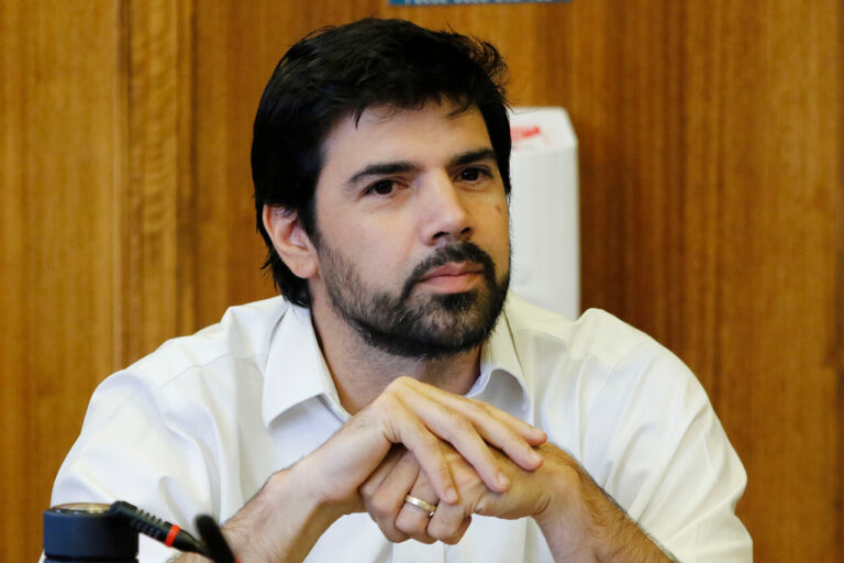 Allanan oficinas del diputado Joaquín Lavín Jr en el Congreso: Investigan rendición de facturas falsas