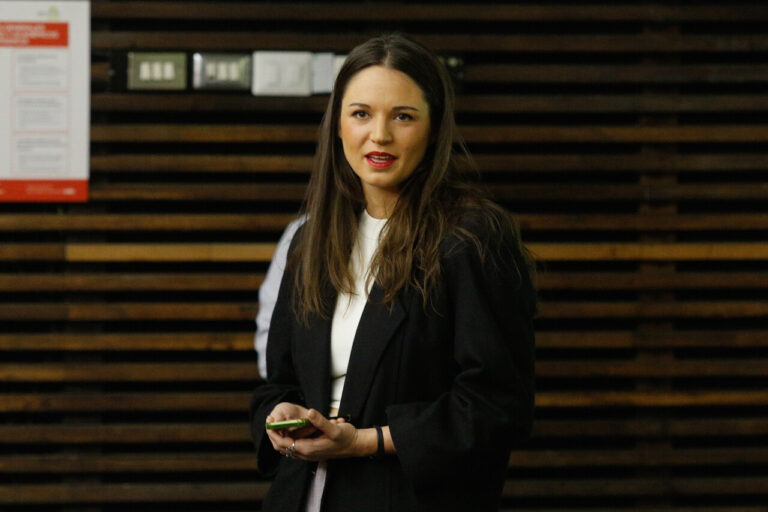 Diputados aprueban comisión investigadora por caso que involucra a Irina Karamanos y a la Fundación ProCultura