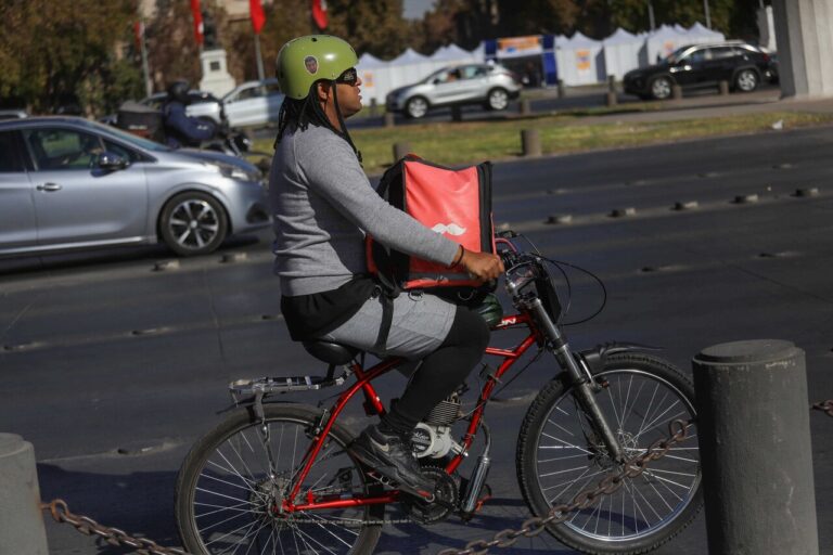 Sernac denunciará a Uber Eats, PedidosYa y Rappi por infracciones en cobro de propinas
