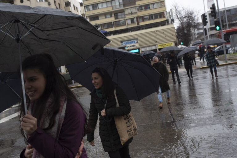 ¿Y la primavera? Vuelven las lluvias a la Región Metropolitana: Senapred declara Alerta Temprana Preventiva en 10 comunas