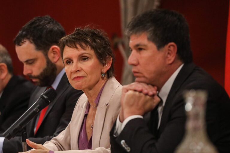 La respuesta que enreda a Tohá: ¿Cuándo habló por primera vez con Monsalve sobre la denuncia en su contra?
