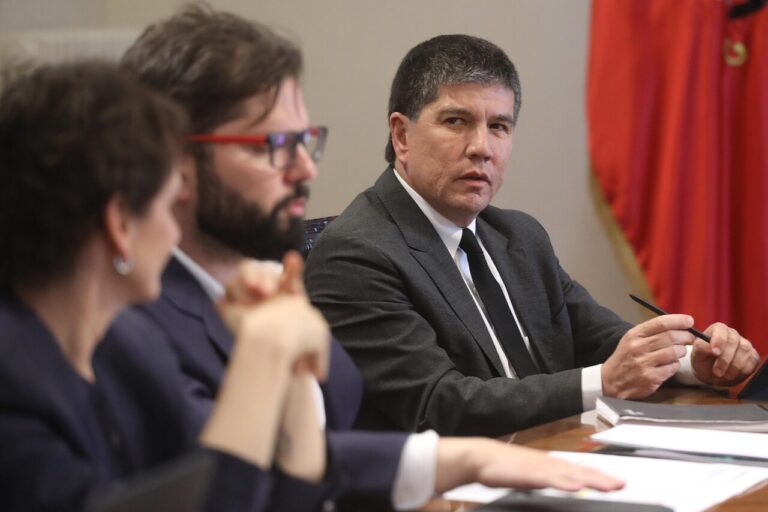 Caso Monsalve impacta duramente a La Moneda: Aprobación del presidente Boric cae 5 puntos y la de la ministra Tohá 11 puntos