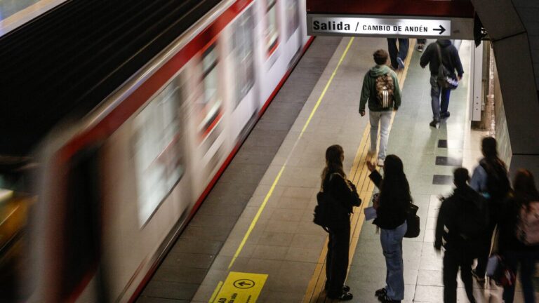 Metro de Santiago suspende servicio en varias estaciones de la Línea 2 por incidente en la vía