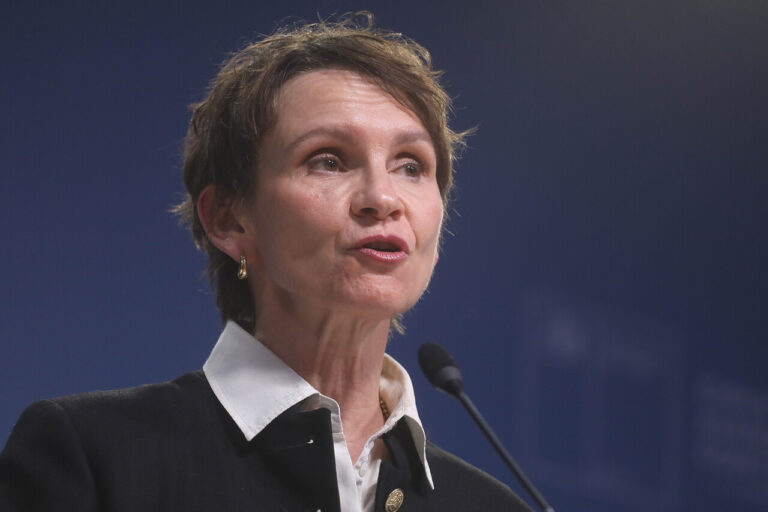 Ministra Tohá informa que se enteró el martes de la denuncia contra Monsalve y que se la comunicó al Presidente ese mismo día
