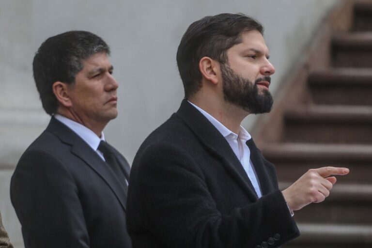 Cadem: Un 68% cree que Monsalve ha sido tratado de manera privilegiada y principal apuntado por crisis es el Presidente Boric