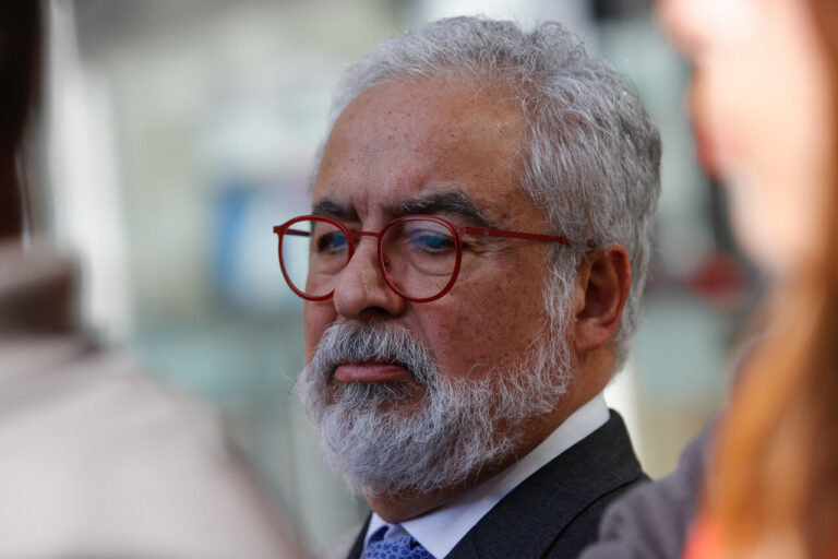 El contraataque de Hermosilla al Ministerio Público: Denuncia a fiscales por filtración de sus chats en caso Audios
