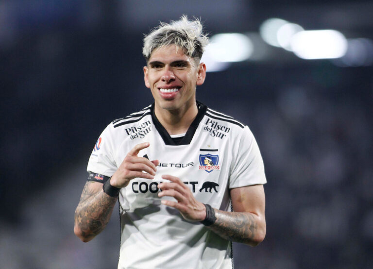 Se complica el campeonato para Colo Colo: Carlos Palacios sufre grave lesión y podría quedar fuera del resto de la temporada