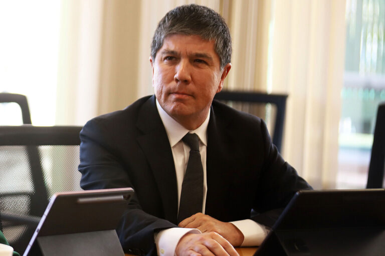 Caso Monsalve: Incautaron dos celulares al exsubsecretario y un tercero que no estaba en el radar de la Fiscalía