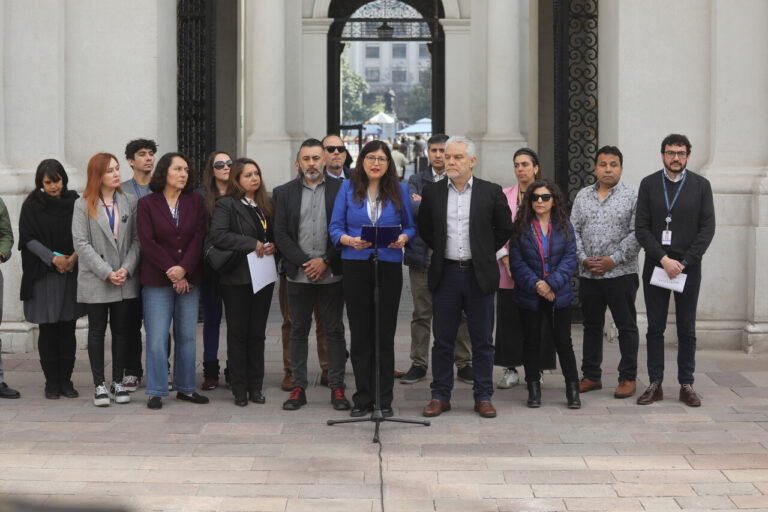 Funcionarios de Presidencia exigen renuncia de directora administrativa de La Moneda tras muerte de gásfiter